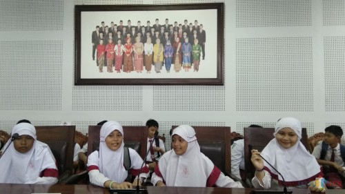 Suasana saat siswa-siswi SD di ruang rapat internal DPRD Kota Malang. (Foto: Nurlayla Ratri/MalangTIMES)