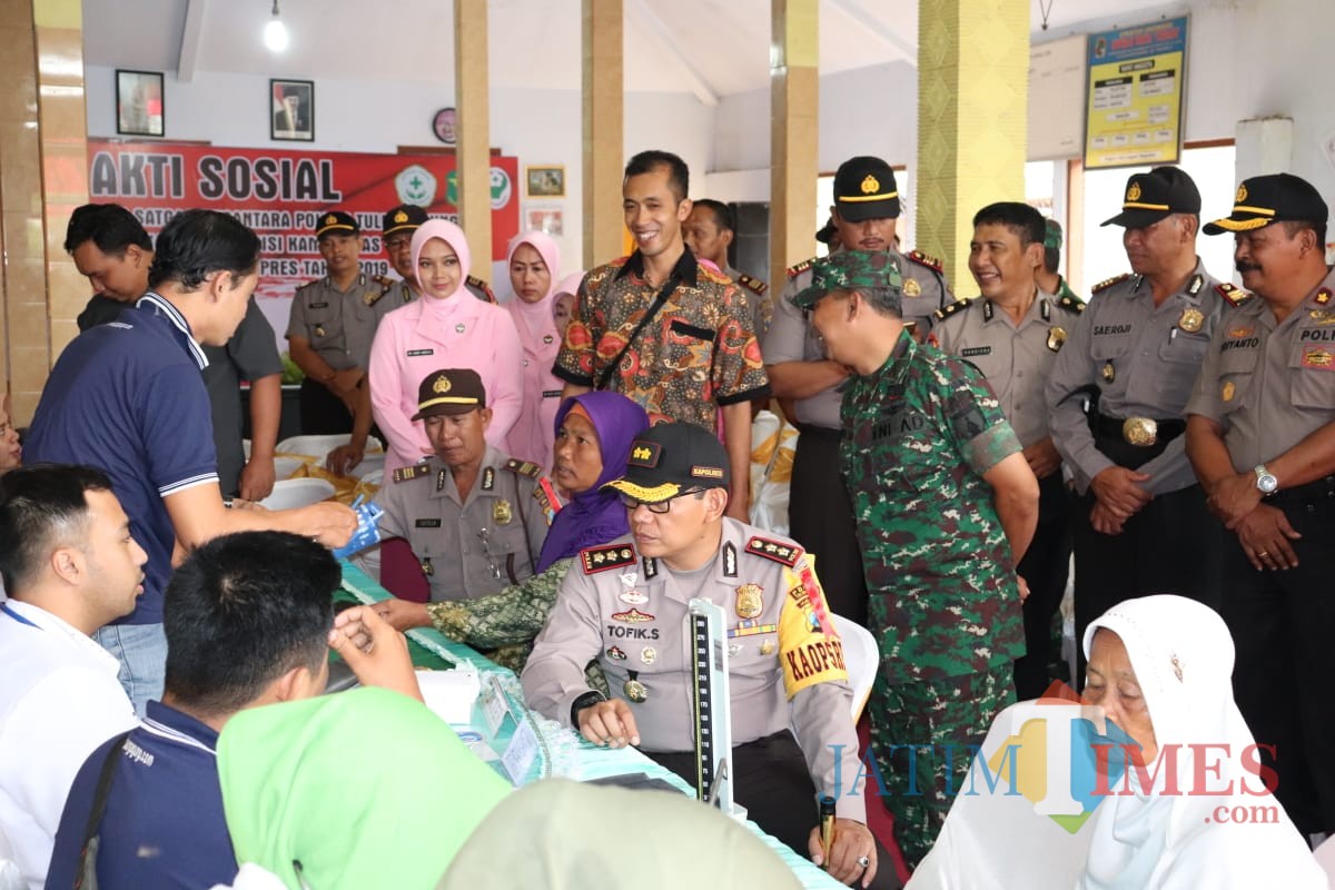 Kapolres Tulungagung AKBP Tofik Sukendar di tengah masyarakat yang hadir dalam pengobatan Gratis / Foto : Dokpol / Tulungagung TIMES