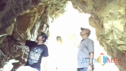 General Manager MalangTIMES Lazuardi Firdaus (kiri) dan Ketua Yayasan Garuda Khatulistiwa Rachmad Zakaria saat melakukan Ekspedisi Malang Purba di Lereng Gunung Semeru.