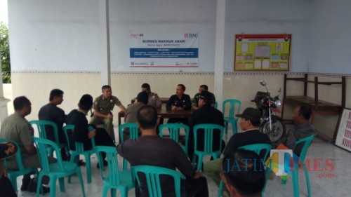 proses mediasi antara Satpol PP, Dinas Peternakan, Forpimka Kecamatan Glagah dan pihak pengelola kandang ayam
