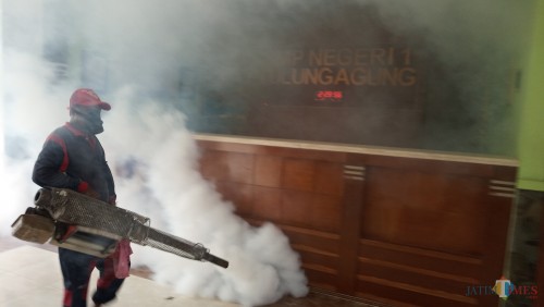 Petugas saat melakukan fogging di SMPN 1 Tulungagung (foto : Joko Pramono/JatimTIMES)