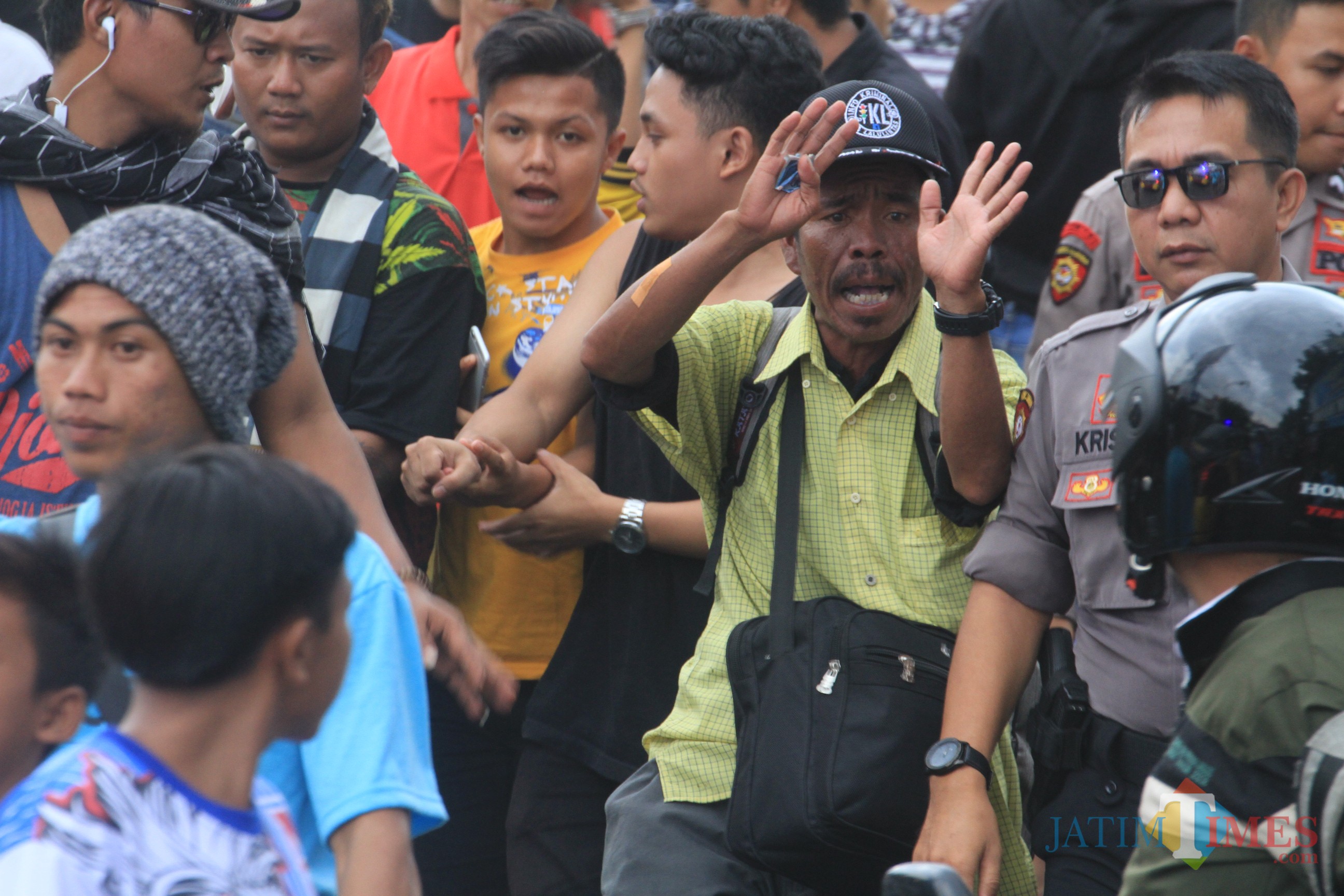 Amiruddin disambut antusias warga dan pengendara disepanjang jalan (Agus Salam/Jatim TIMES)