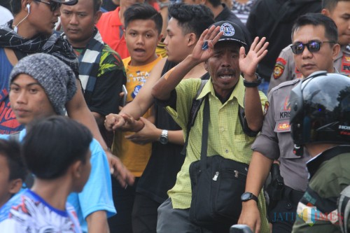 Amiruddin disambut antusias warga dan pengendara disepanjang jalan  (Agus Salam/Jatim TIMES)