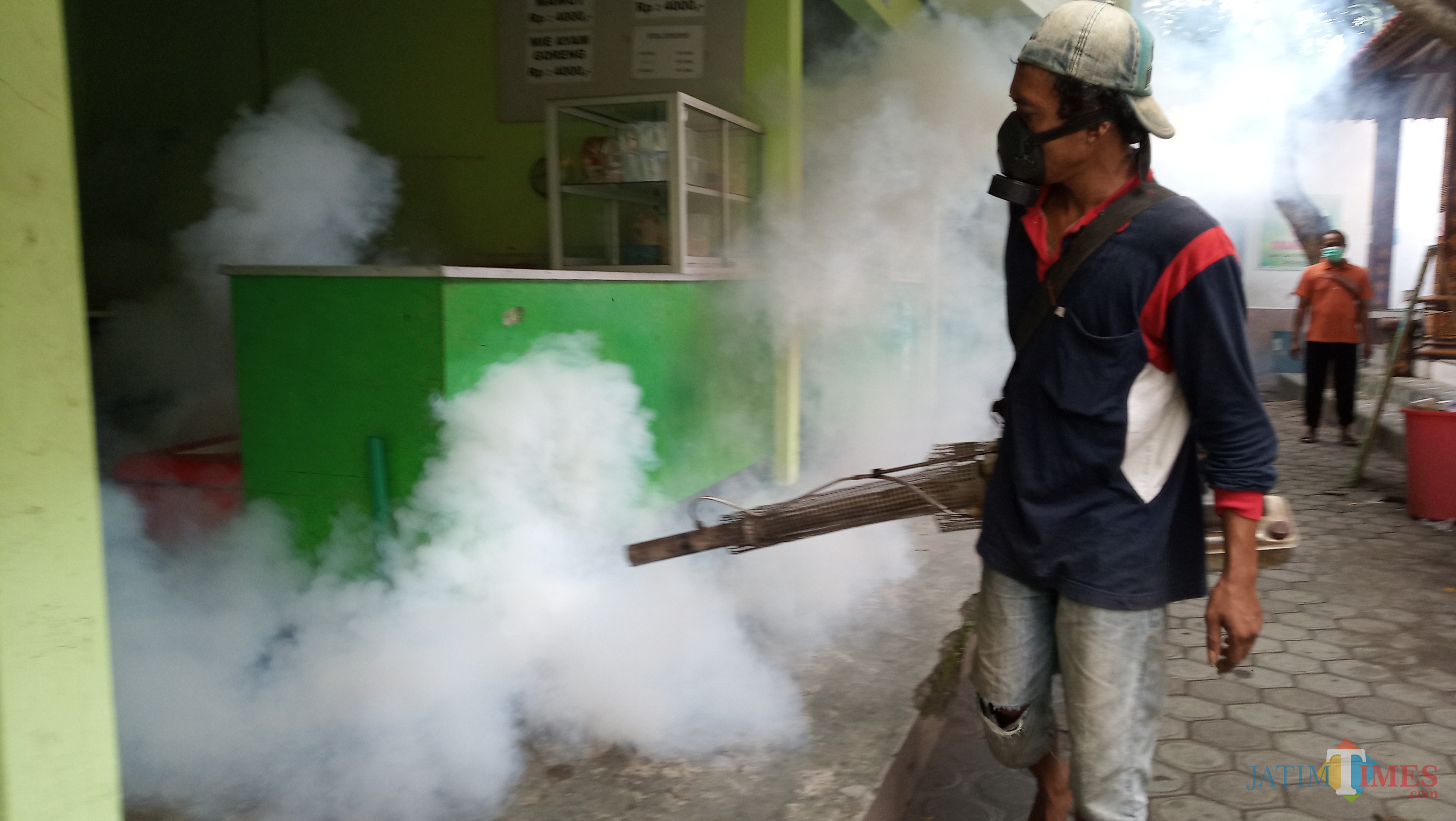 Fogging di salah satu kantin sekolah (foto : Joko Pramono/Jatimtimes)