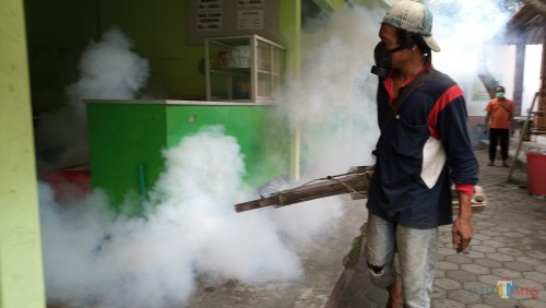 Fogging di salah satu kantin sekolah (foto : Joko Pramono/Jatimtimes)