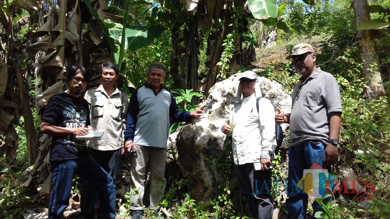 Tim Ekspedisi Malang Purba sedang berada di pebukitan Dampit dengan latar belakang batu karang, batu yang hanya ada di lautan atau bekas lautan. Dekan FMIPA UB Drs Adi Susilo M.Si, Ph.D (tengah), General Manager MalangTIMES Lazuardi Firdaus (kiri), Ketua Yayasan Garuda Khatulistiwa Rachmad Zakaria (kanan), dan para peneliti dari FMIPA UB.