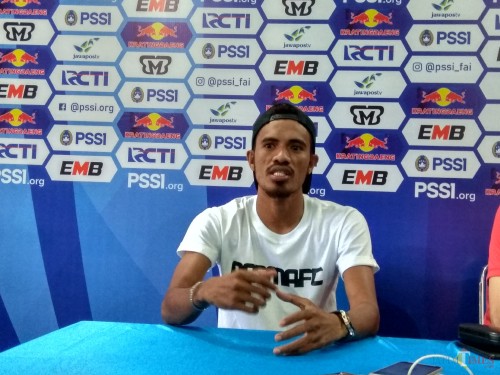 Bek kanan Arema FC, Alfin Tuasalamony (Hendra Saputra/ MalangTIMES)