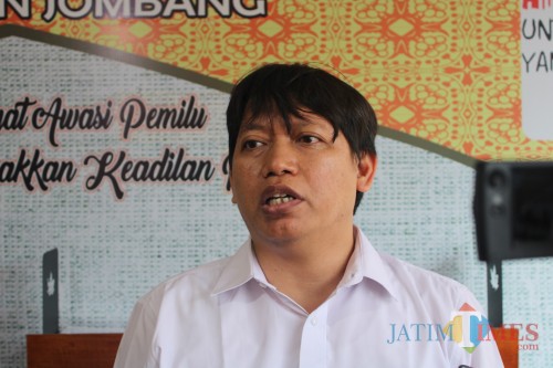Anggota Bawaslu Kabupaten Jombang, Dafid Budiyanto saat diwawancarai sejumlah wartawan di kantornya. (Foto : Adi Rosul / JombangTIMES)