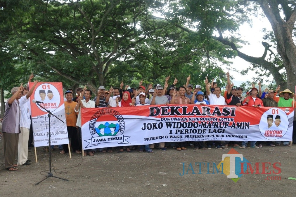 Kelompok petani cabai di Kecamatan Kepung, Kabupaten Kediri mendeklarasikan dukungan untuk Jokowi dua periode, Sabtu (26/1/2019). (Foto: B. Setioko/JatimTIMES)