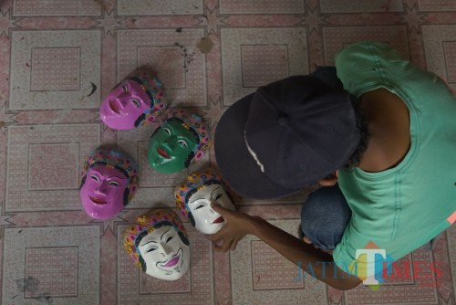 Wahyu Syahputra, sedang mengecek hasil kerajinanya. (Foto : Agung Wardoyo untuk JatimTIMES)
