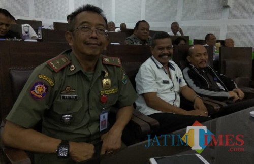 Kepala Satpol PP Kota Malang Priyadi (kiri) saat ditemui di gedung DPRD Kota Malang. (Foto: Nurlayla Ratri/MalangTIMES)