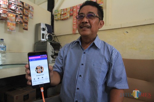 Nurul Munjiat saat menunjukkan FB Auliyah Sari dan WA-nya (Agus Salam/Jatim TIMES)