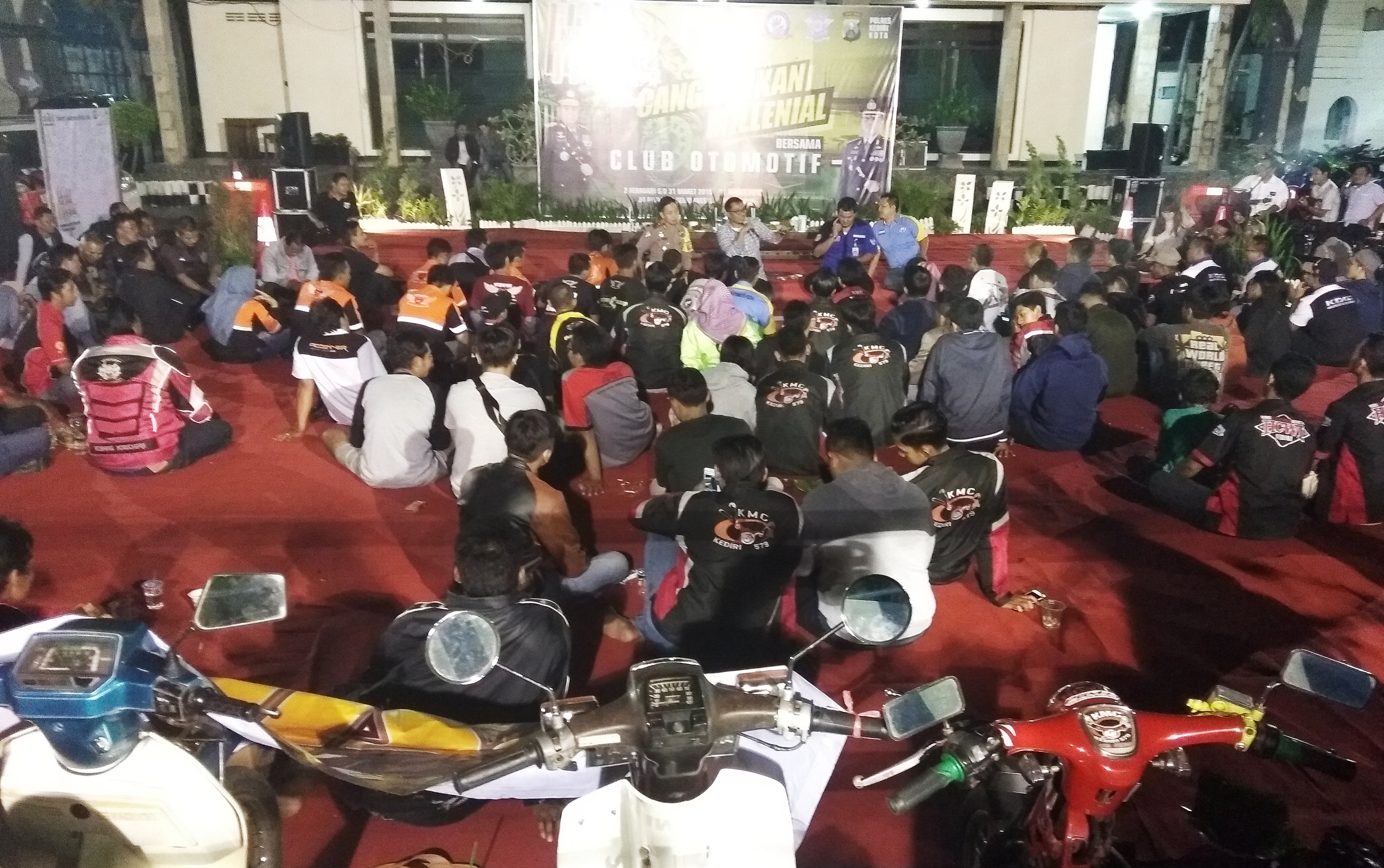 Kapolresta Kediri AKBP Anthon Haryadi cangkrukan bersama klub motor. (eko Arif s /JatimTimes)