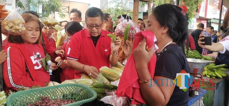 Sekjend PDI Perjuangan didamping caleg Dapil II Blusukan ke Pasar Panji (Foto Heru Hartanto/Situbondo TIMES)