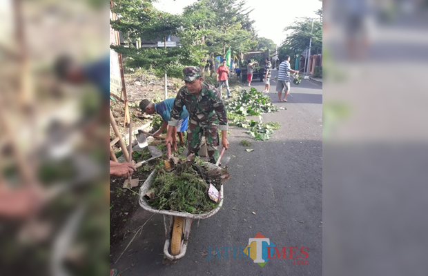 Kerja bakti bersama yang digelar Koramil 0808/20 dan warga Sananwetan.(Foto : Team BlitarTIMES)