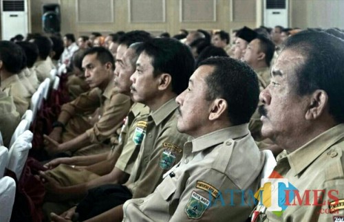 Para ASN saaat mendapatkan Pengarahan Wali Kota Batu kepada seluruh pejabat struktural eselon II, III, dan IV di Graha Pancasila, Senin (28/5/2018). (Foto: Irsya Richa/BatuTIMES)