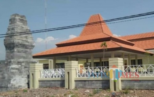 Pengadaan kantor Camat Panggungrejo yang merugikan keuangan negara Rp 2,9 miliar.
