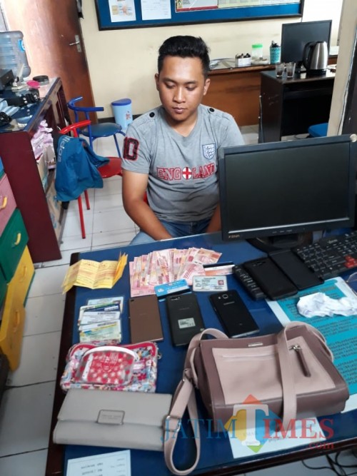 Rif’an Firmansyah tersangka beserta barang bukti hasil curian, saat diamankan polisi, Kecamatan Kepanjen (Foto : Humas Polres Malang for MalangTIMES)