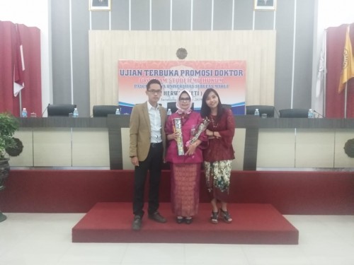 (tengah) Dr. Herwastoeti, SH, M.Si. (Foto: Istimewa)