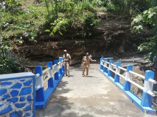 Kades Sumberagung, Sumawe, Moh Soemidjan dan perangkat desa saat berada di jembatan gunung sudo yang diberitakan ada masalah, Selasa (29/01) (Nana)