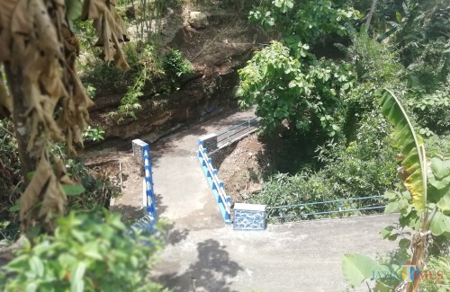 Jembatan Sudo, Sumberagung, Sumawe, dilihat dari atas. Jembatan yang membuat Dinas PU Bina Marga angkat bicara (foto: Nana/ MalangTIMES)