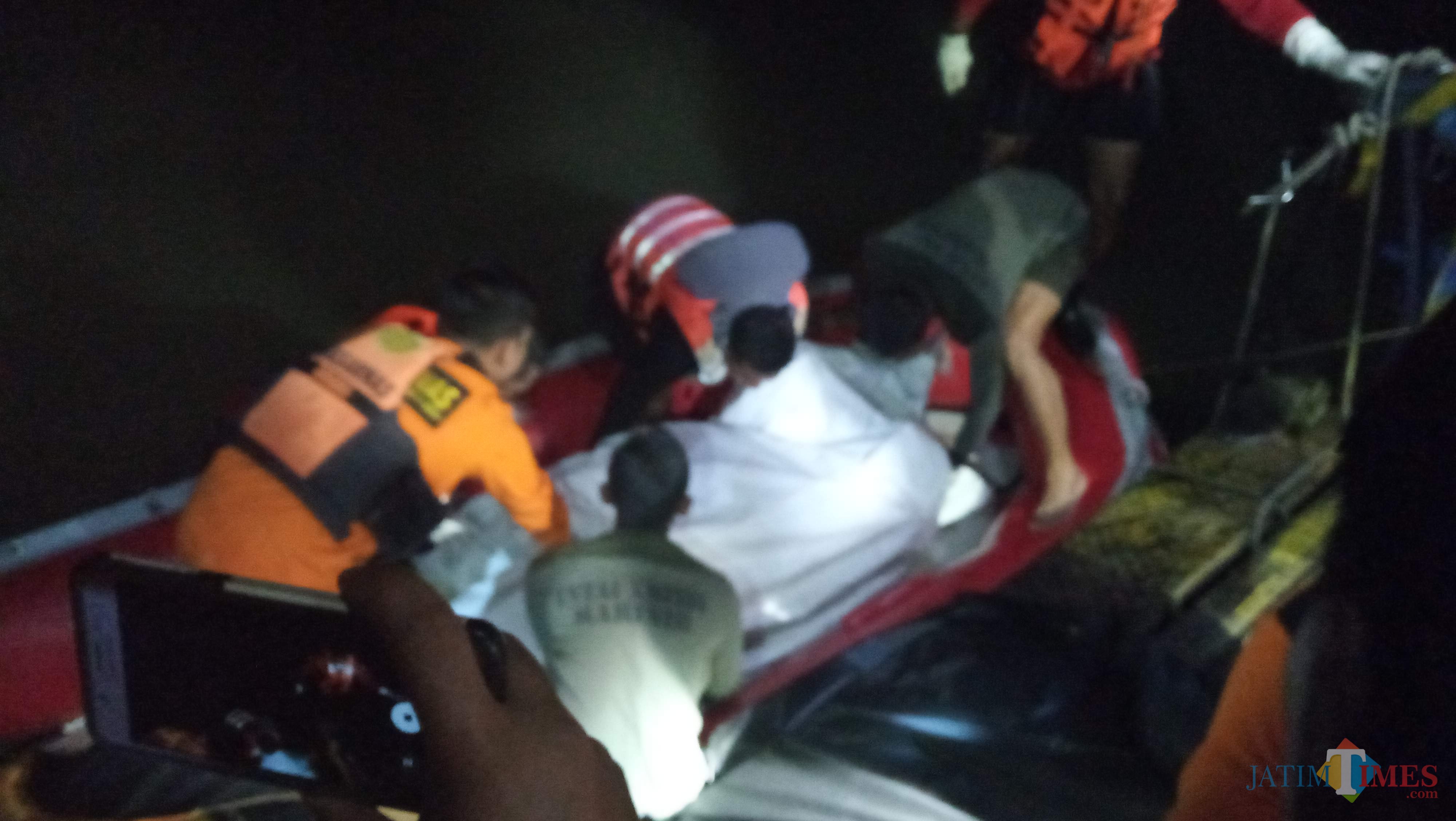 Korban saat hendak dinaikkan ke atas dermaga untuk selanjutnya dibawa ke RSUD dr Iskak. (foto : Joko Pramono/Jatim Times)