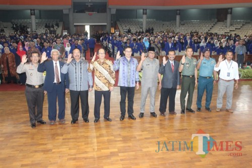 Jajaran pimpinan daerah, akademisi, dan swasta berfoto bersama dalam acara seminar nasional FE UM (Foto: Imarotul Izzah/MalangTIMES)