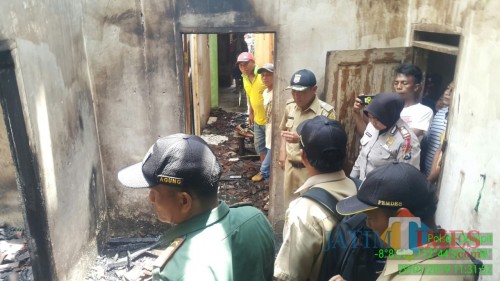 Petugas saat mengevakuasi rumah yang terbakar dan menyebabkan satu orang meninggal, Kecamatan Dampit (Foto : Polsek Dampit for MalangTIMES)
