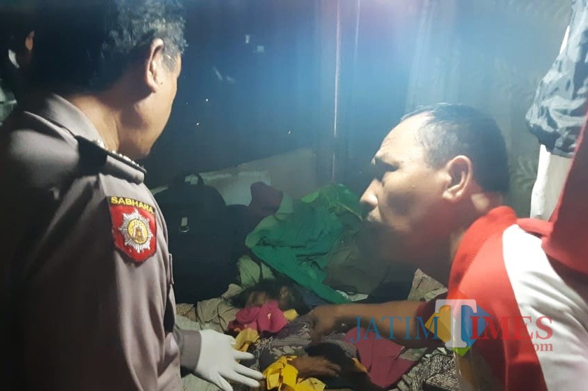 Seorang nenek ditemukan tewas dengan kondisi tangan terikat dan mulut tersumpal kain di dalam rumahnya. (Foto: B. Setioko/JatimTIMES)