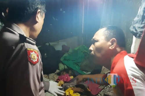 Seorang nenek ditemukan tewas dengan kondisi tangan terikat dan mulut tersumpal kain di dalam rumahnya. (Foto: B. Setioko/JatimTIMES)
