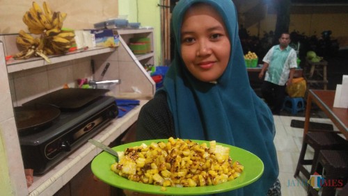 Jagung bakar serut rasa campur yang menjadi menu favorit pelanggan ( foto Luqmanul hakim)