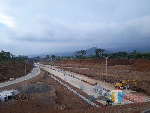 Ilustrasi, pembangunan jalan Tol Malang-Pandaan yang tengah dikebut untuk dioperasionalkan pada 2019 ini. (Foto: Nurlayla Ratri/MalangTIMES)