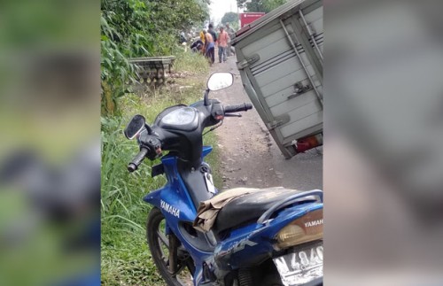 Warga saat mengevakuasi korban kecelakaan, Kecamatan Bululawang (Foto : Facebook)