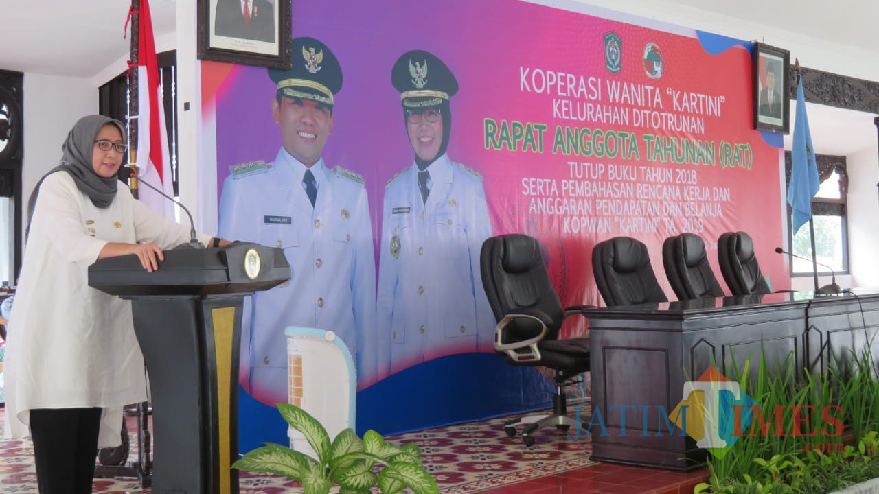 Sambutan Wabup Lumajang Ir. Indah Amperawati saat RAT Kopwan Kartini. (Foto: Pawitra/JatimTIMES)