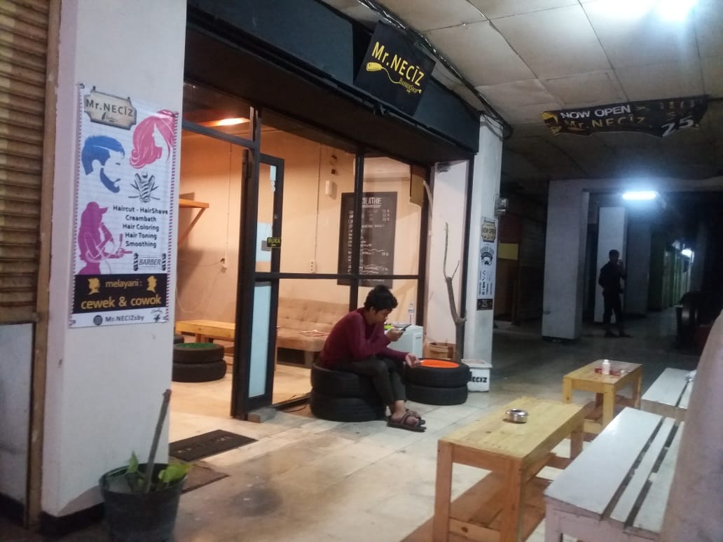 Barber Shop Mr. Neciz yang masih buka