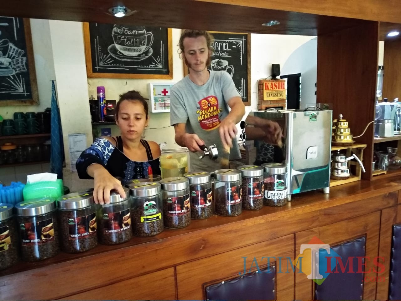 Bule magang di Keboen Kopi Karanganjar Blitar.(Foto : Team BlitarTIMES)