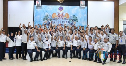 Enam dari kiri (duduk) Kepala Dishub Kabupaten Malang Hafi Lutfi setelah acara lomba yel-yel dalam menumbuhkan jiwa korsa di jajarannya (Nana)
