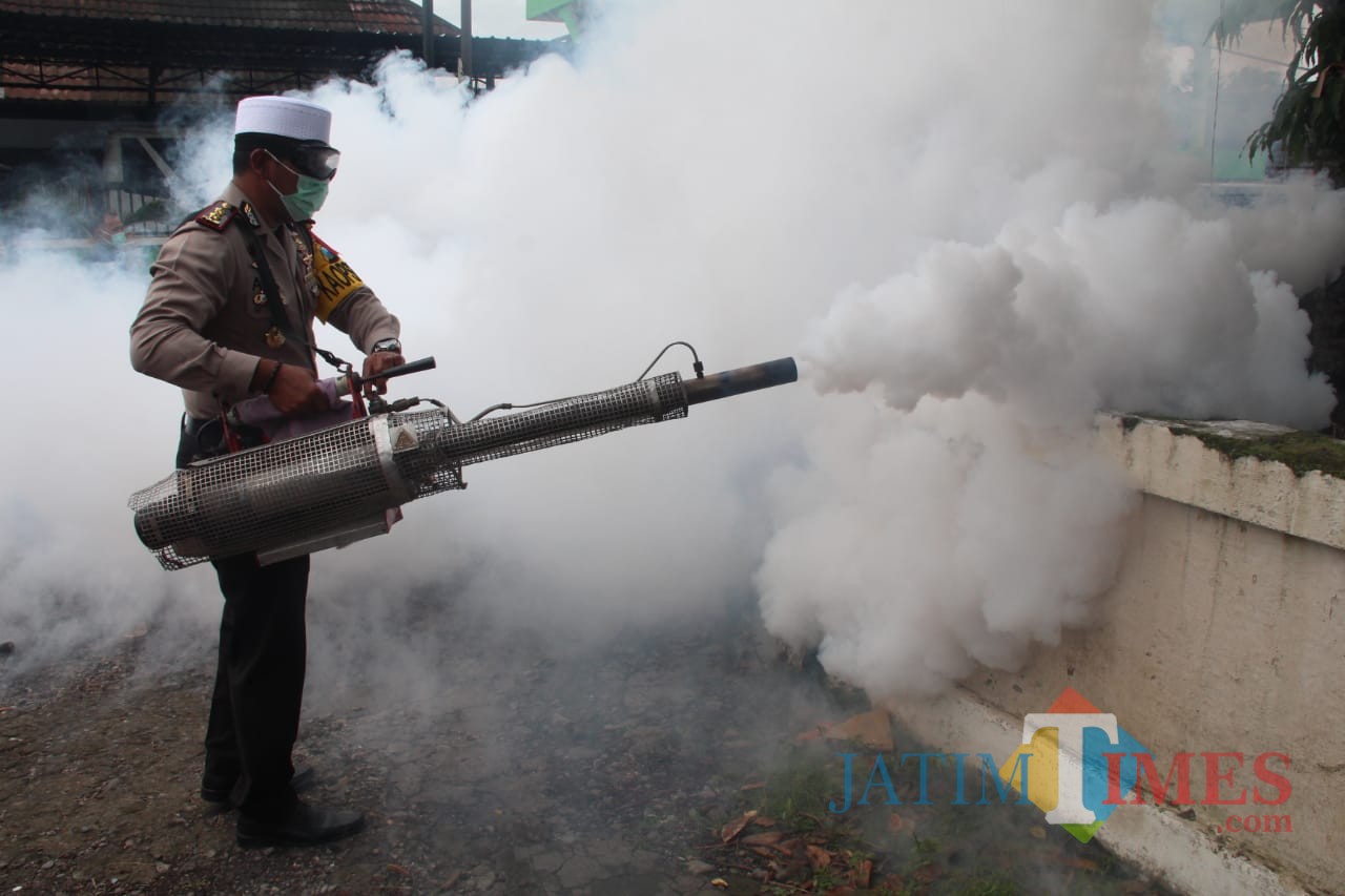 Fogging yang dilakukan Polres Blitar di Ponpes.(Foto : Team BlitarTIMES)