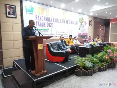 Kepala Barenlitbang ketika memberikan sambutan pembukaan dalam Forum Konsultasi Publik rancangan awal RKPD Kota Malang tahun 2020 (31/1/2019). (Anggara Sudiongko/MalangTIMES)