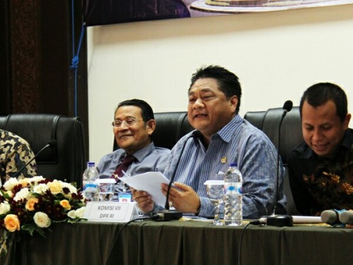 Ketua tim Komisi VII DPR RI Ir. Hr. Ridwan Hisyam (tengah) bersama Rektor UB Prof. Dr. Ir. Nuhfil Hanani (kanan) (Foto: Humas)