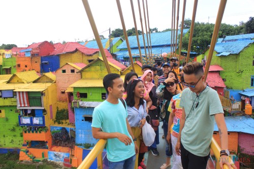 Parimaya bersama para staff hotel di malang saat berkunjung ke Kampung Warna Warni Jodipan