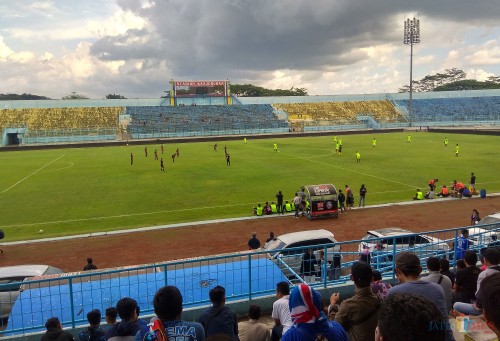 Kondisi terakhir cat tribun Stadion Kanjuruhan (Hendra Saputra)