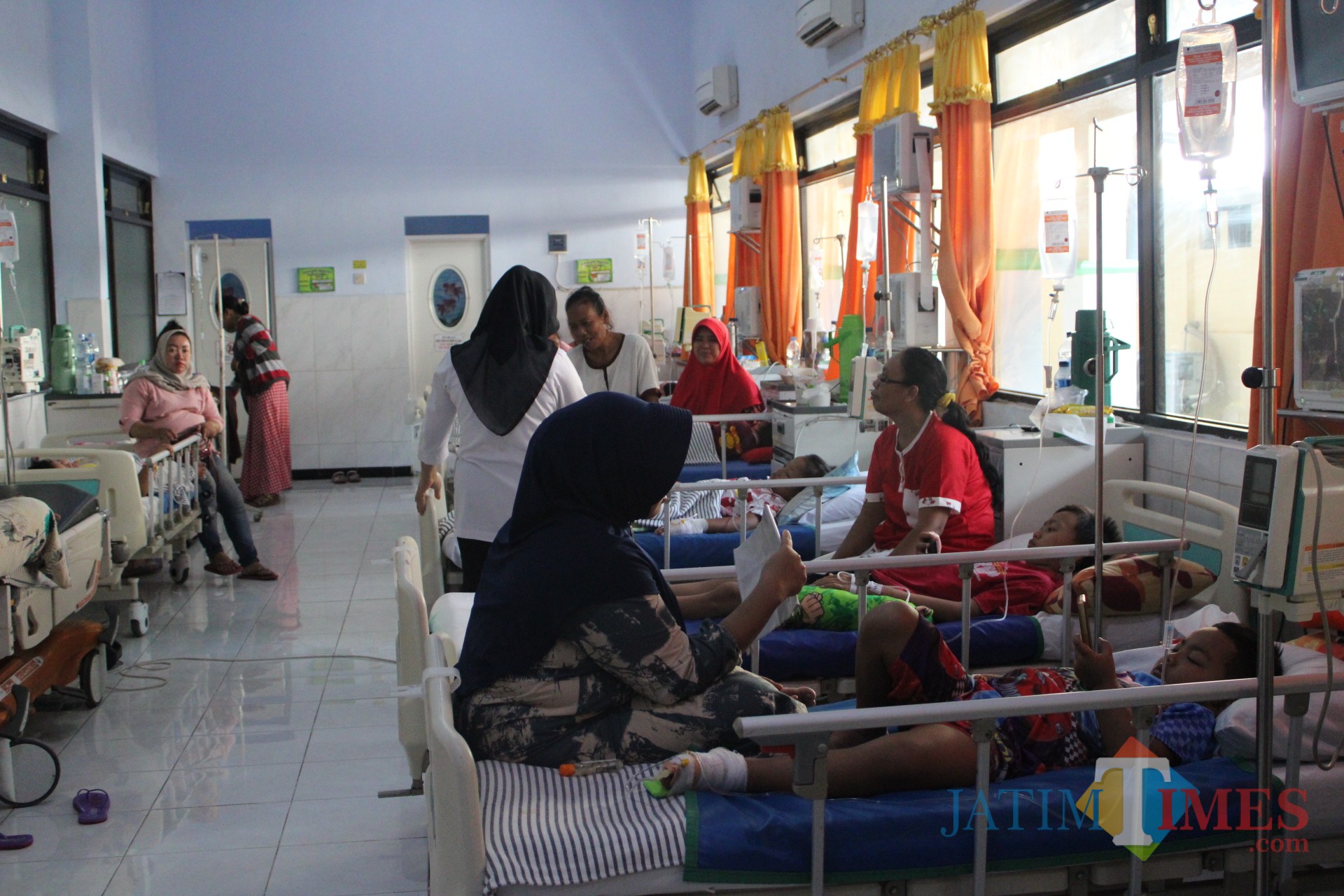 Sejumlah pasien DBD dirawat di kamar seruni RSUD Jombang. (Foto : Adi Rosul / JombangTIMES)