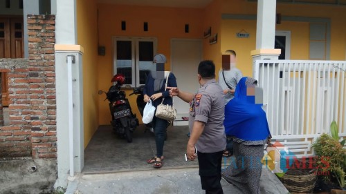 Bhabinkamtibmas mengarahkan WAP dan Ld untuk masuk ke mobil petugas Unit PPA Polres Banyuwangi