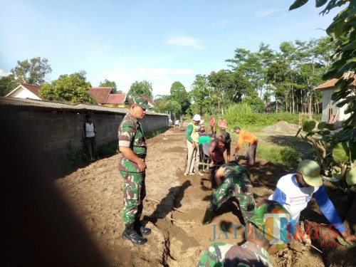 Jumat Bersih digelar Koramil Ponggok dan masyarakat.(Foto : Team BlitarTIMES)