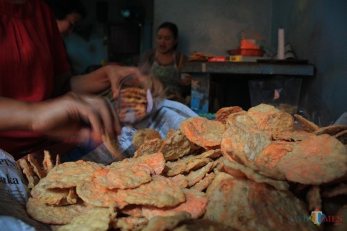 Keripik temle rasa keju yang siap di kemas