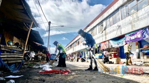 Para ASN saat membersihkan sampah di Pasar Besar Kota Batu, Jumat (1/2/2019). (Istimewa)