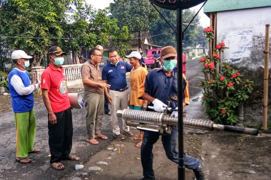 Peduli Kasus DBD, Pakde Sol Bersama Tim dan Perangkat Desa Melaksanakan Fogging di Desa Klampitan. (Foto: Istimewa)