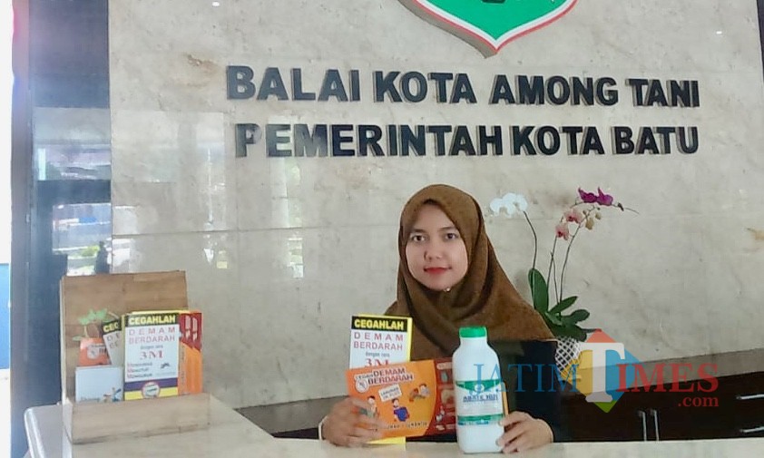 Pegawai Pemkot Batu saat menunjukkan leaflet dan obat abate di Balai Kota Among Tani (Foto: Irsya Richa/MalangTIMES)