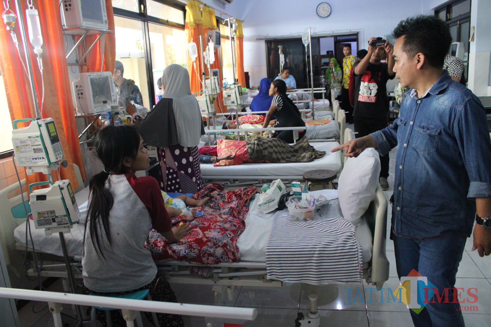 Mengenakan kemeja biru, Ketua Komisi D DPRD Jombang berdialog dengan salah satu keluarga pasien saat sidak di ruang Seruni RSUD Jombang. (Foto : Adi Rosul / JombangTIMES)